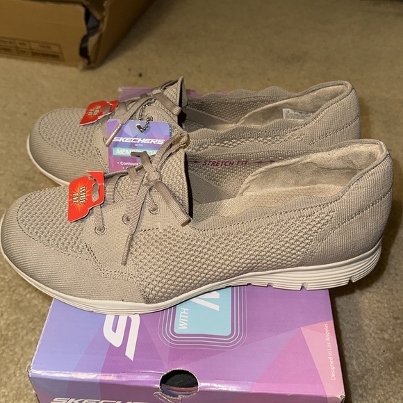 Skechers memory foam knit sneaker scallop edge - Picture 13 of 16